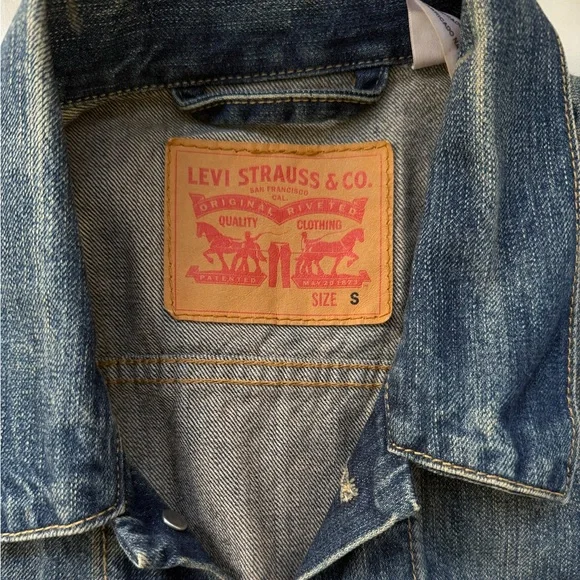 Levi's Faded Classic Trucker Blue Denim Small Jacket Distressed Red Tab 72335